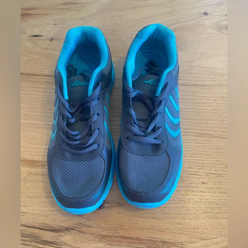 Blue Gray Athletic Sneakers Women’s 7 1/2‎ NWT